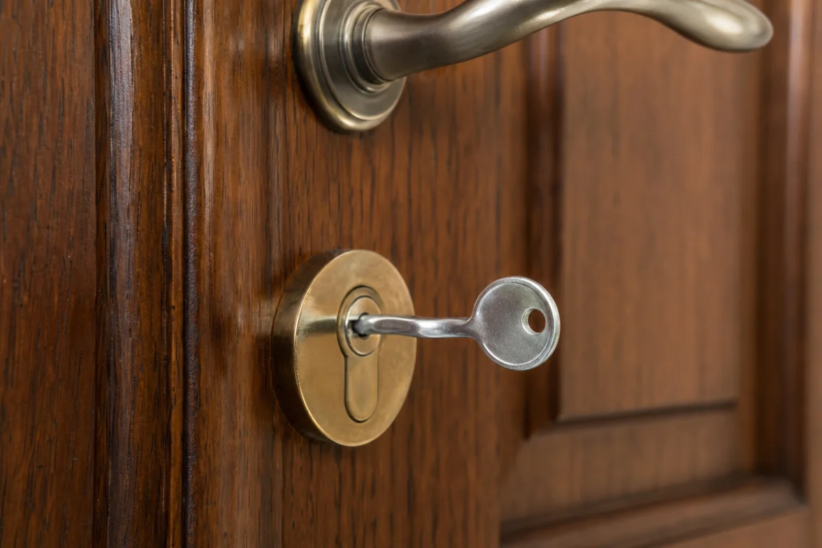 clé coincée dans la serrure à l'intérieur